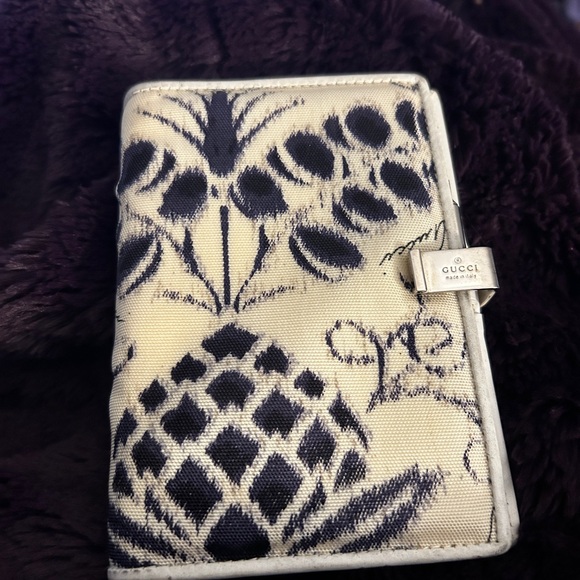 Gucci Handbags - Gucci Silver and Cream Tom Ford Pineapple collection agenda.